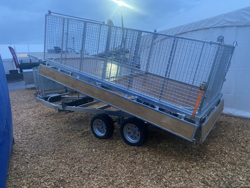 Side view if tandem trailer with tipper and cage
