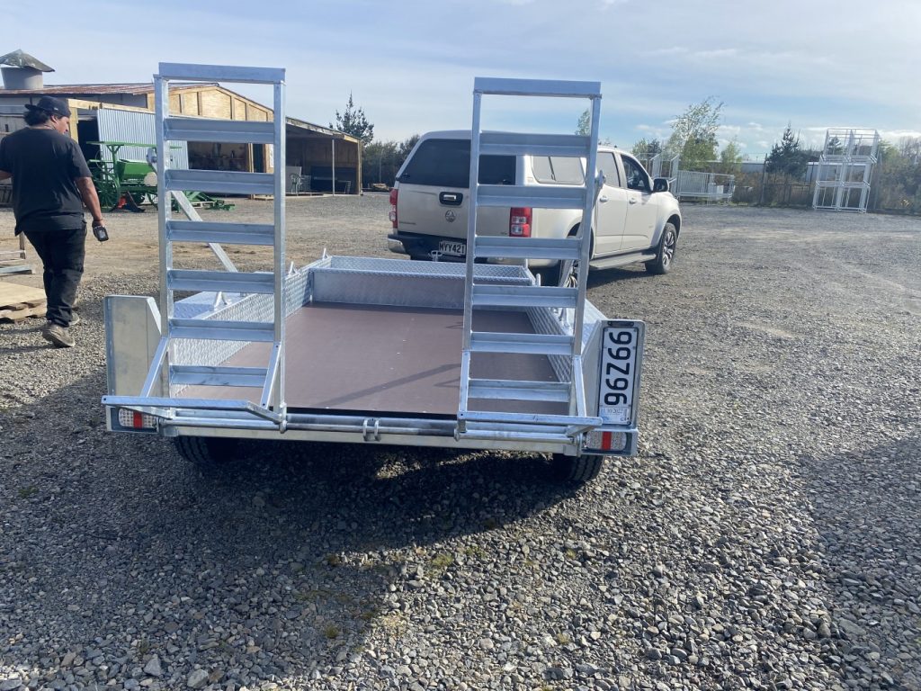 Tandem trailer with ramps